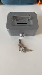 Kistje met 2 sleutels (spaarpot), Collections, Tirelires, Objet ou Édifice, Autres matériaux, Enlèvement, Utilisé