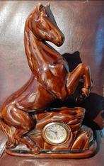Oud Klokje in Keramiek met stijgend paard, Antiek en Kunst, Ophalen of Verzenden
