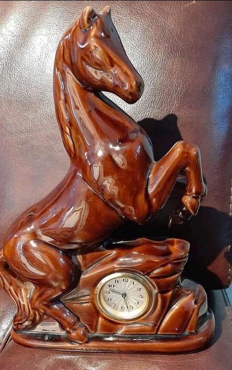 Oud Klokje in Keramiek met stijgend paard, Antiek en Kunst, Antiek | Klokken, Ophalen of Verzenden