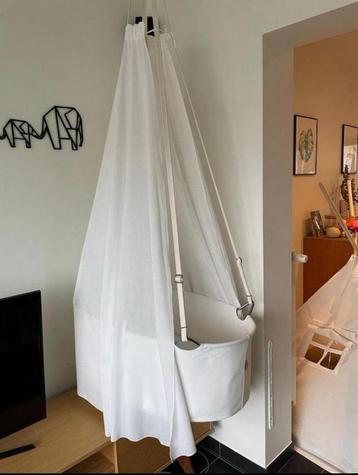 Leander hangwieg + Aerosleep matrasbeschermer en hoeslakens beschikbaar voor biedingen