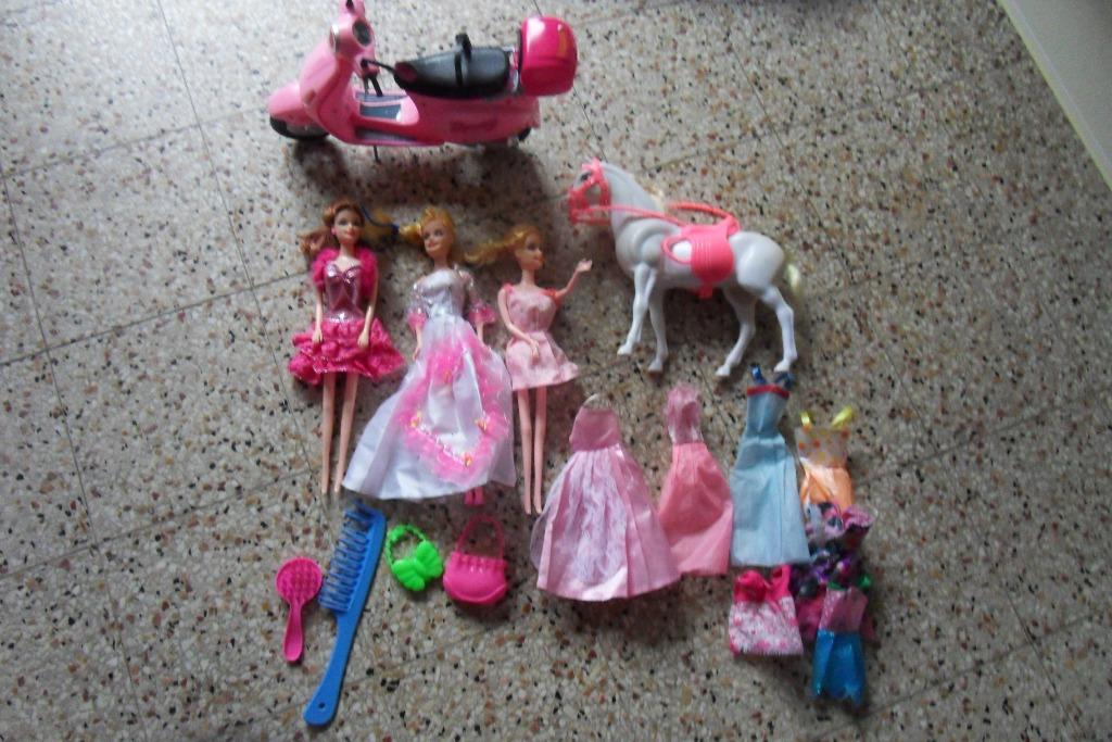 A vendre barbie + accessoires, Enlèvement ou Envoi, Comme neuf, Barbie