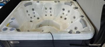 jacuzzis Wellis Nordsea 6 pls avec services 0476885653 beschikbaar voor biedingen