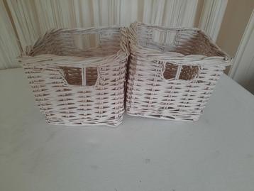 set van 2 witte rieten mandjes beschikbaar voor biedingen