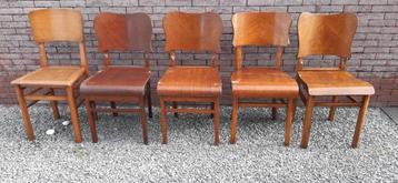 5 stevige houten stoelen beschikbaar voor biedingen