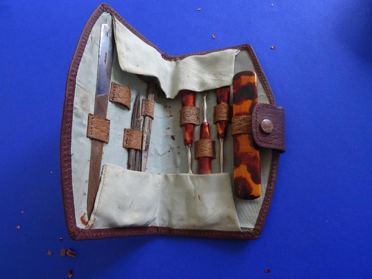 Oude toilettas +- 1950, Handtassen en Accessoires, Toilettassen, Gebruikt, Heer of Dame, Paars, Ophalen of Verzenden