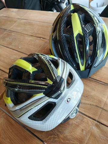 2x Fietshelmen, zgan staat beschikbaar voor biedingen