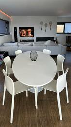 Witte ovale tafel(ovale poot) en 6 witte kunststofstoelen, Utilisé, Enlèvement ou Envoi, 6 à 8 chaises