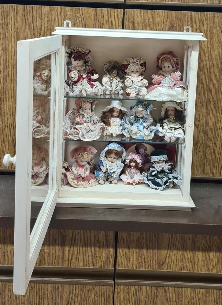 12 porseleinen poppetjes met kast, Verzamelen, Poppetjes en Figuurtjes, Gebruikt, Ophalen