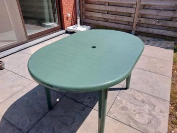 Groene tuintafel in goede staat  beschikbaar voor biedingen