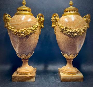 Antiek marmeren urnen met verguld bronzen (ormolu) monturen beschikbaar voor biedingen