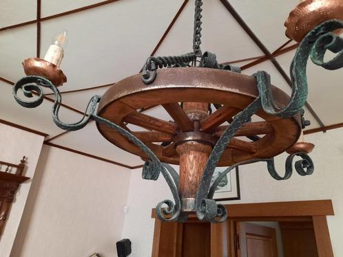 lustre ancien en bois et fer forgé (véritable roue), Huis en Inrichting, Lampen | Kroonluchters, Zo goed als nieuw, Glas, Hout