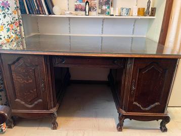 Volledige Advocaten bureau met kast en stoelen beschikbaar voor biedingen