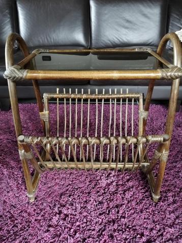 Table d'appoint vintage en rotin avec porte-revues, Maison & Meubles, Tables | Tables d'appoint, Enlèvement, Comme neuf