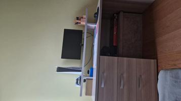 Buraeu tafel in goede staat
Met 3 schuifdeur. beschikbaar voor biedingen