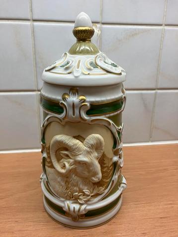 Porseleinen bierkruik beschikbaar voor biedingen