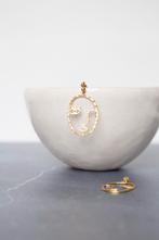 Goudkleurige oorbellen van Les Sœurs, Ophalen of Verzenden, Zo goed als nieuw, Goud, Hangers