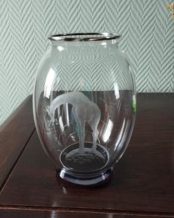 vase cristal gravé col argenté disponible aux enchères