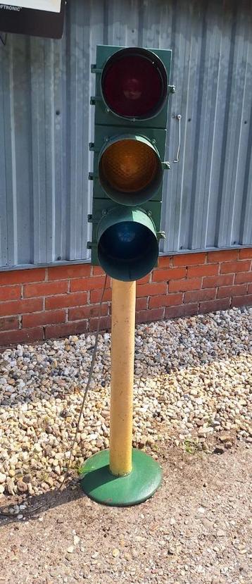 Verkeerslicht, stoplicht op een ijzeren paal/voet🚦😎 beschikbaar voor biedingen