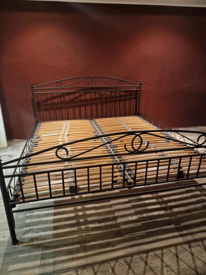 Tweepersoonsbed 180 x 200, Huis en Inrichting, Slaapkamer | Bedden, Zo goed als nieuw, Tweepersoons, 180 cm, 200 cm, Metaal, Bruin