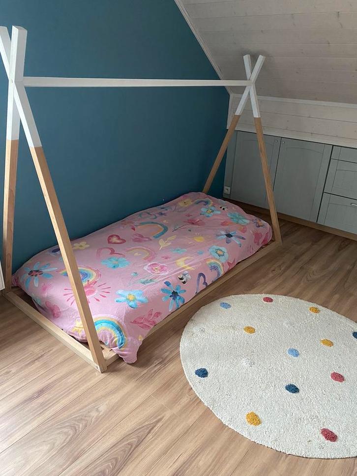 Kinderkamer: tipi bed en gratis kast, Kinderen en Baby's, Kinderkamer | Bedden, Gebruikt, 160 tot 180 cm, 100 cm of meer, Lattenbodem