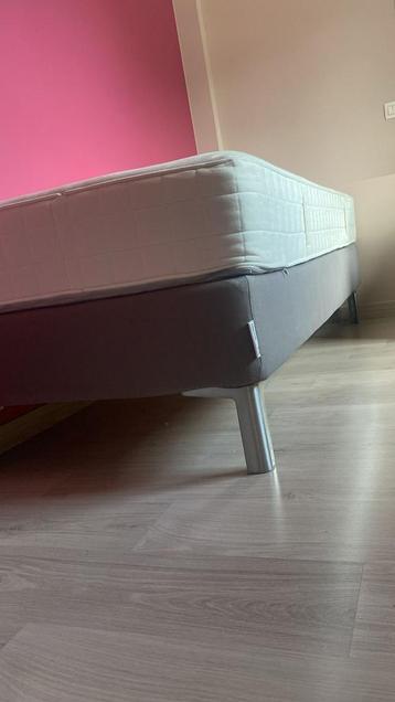 Een persoons bed met matras beschikbaar voor biedingen