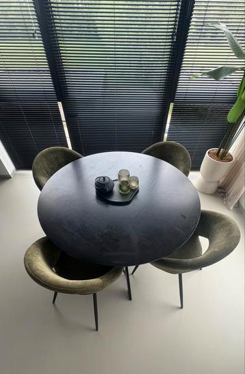 Tafel + 4 stoelen beschikbaar voor biedingen