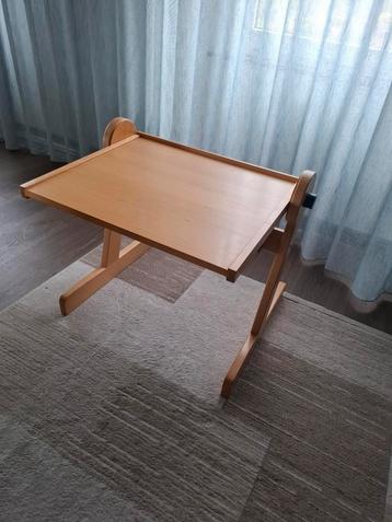 Houten kinderbureautje beschikbaar voor biedingen