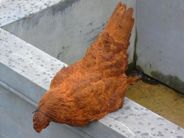 Standbeeld van een kip met een roestige gietijzeren rand., Tuin en Terras, Tuinwanddecoratie, Nieuw, Ophalen of Verzenden