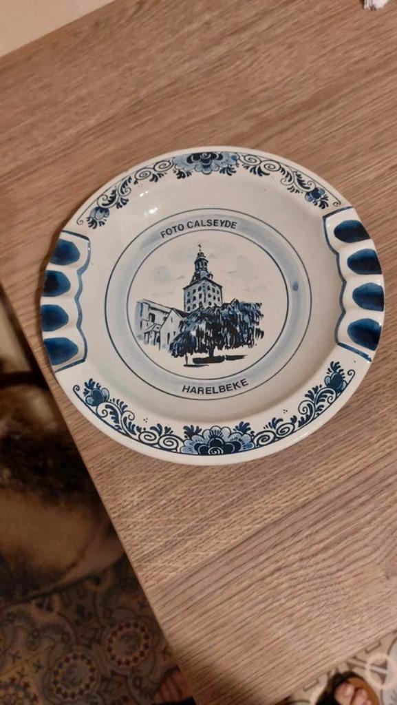 asbak / Harelbeke / Handpainted Delft Blue, Verzamelen, Rookartikelen, Aanstekers en Luciferdoosjes, Gebruikt, Asbak, Verzenden