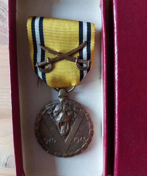 Médaille commémorative de guerre 1940-1945 avec épées, Collections, Objets militaires | Général, Autres, Enlèvement ou Envoi