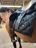 Bates innova mono 17,5 inch dressuurzadel, Dieren en Toebehoren, Paarden en Pony's | Zadels, Ophalen of Verzenden, Zo goed als nieuw