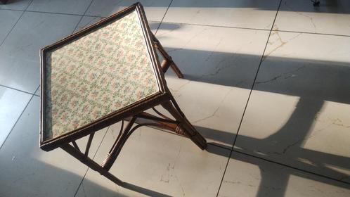 Kleine rieten bijzettafel vintage, Huis en Inrichting, Tafels | Bijzettafels, Gebruikt, Vierkant, 45 tot 60 cm, Minder dan 55 cm