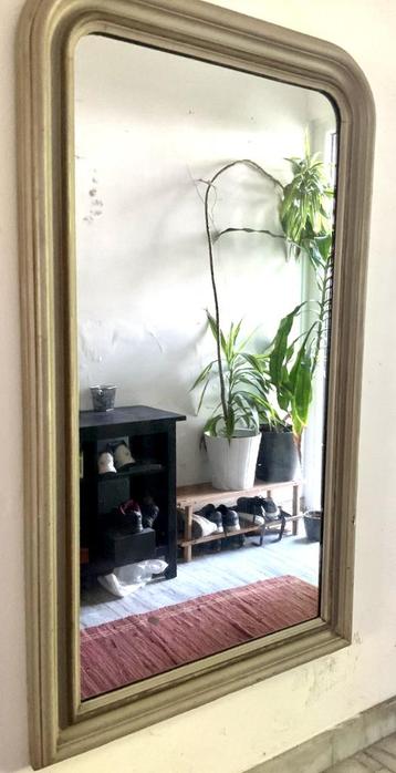 Extra grote antieke spiegel met een elegant frame beschikbaar voor biedingen