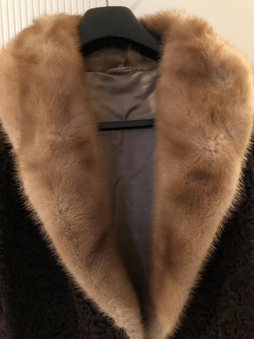 ASTRAKAN bontjas ( kraag en mouwomsslag in Vison ) NIEUWSTAA, Kleding | Dames, Jassen | Winter, Nieuw, Maat 42/44 (L), Bruin, Ophalen