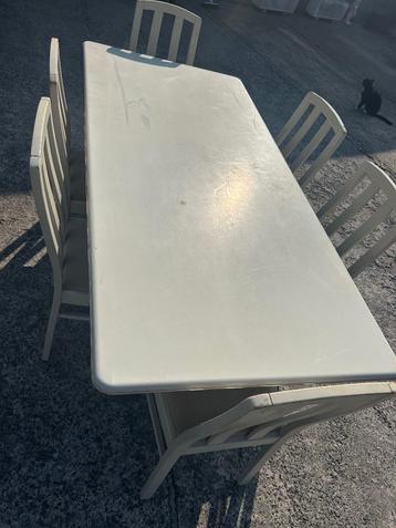 gratis tafel en 6 stoelen beschikbaar voor biedingen