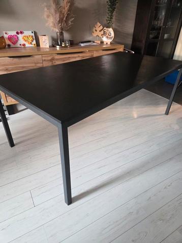 Grote zwarte eettafel  beschikbaar voor biedingen