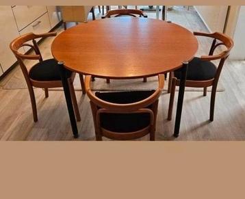 Stijlvolle Eettafel + 4 Stoelen – Zo Goed Als Nieuw 🪑✨
 beschikbaar voor biedingen