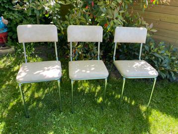 7 stevige vintage stoelen beschikbaar voor biedingen
