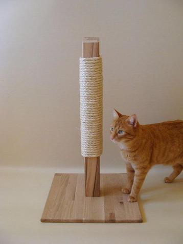 Een elegante en natuurlijke krabpaal beschikbaar voor biedingen