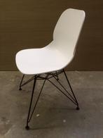 Chaise design blanche avec pieds noirs, Maison & Meubles, Chaises, Modern - Design, Autres matériaux, Enlèvement, Cinq, Six Chaises ou plus