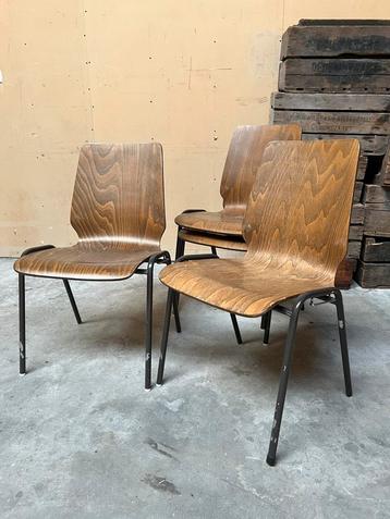Lot 188x koppelbare en stapelbare Vintage schoolstoelen beschikbaar voor biedingen
