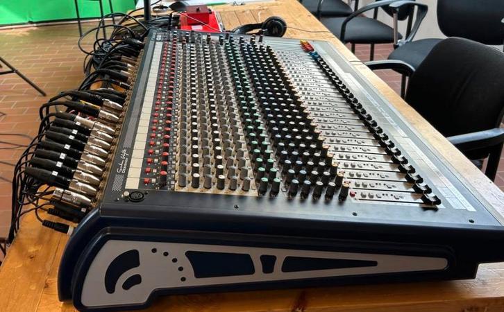 Soundcraft GB2 mixer (nieuw) in flightcase, Muziek en Instrumenten, Mengpanelen, Nieuw, Ophalen