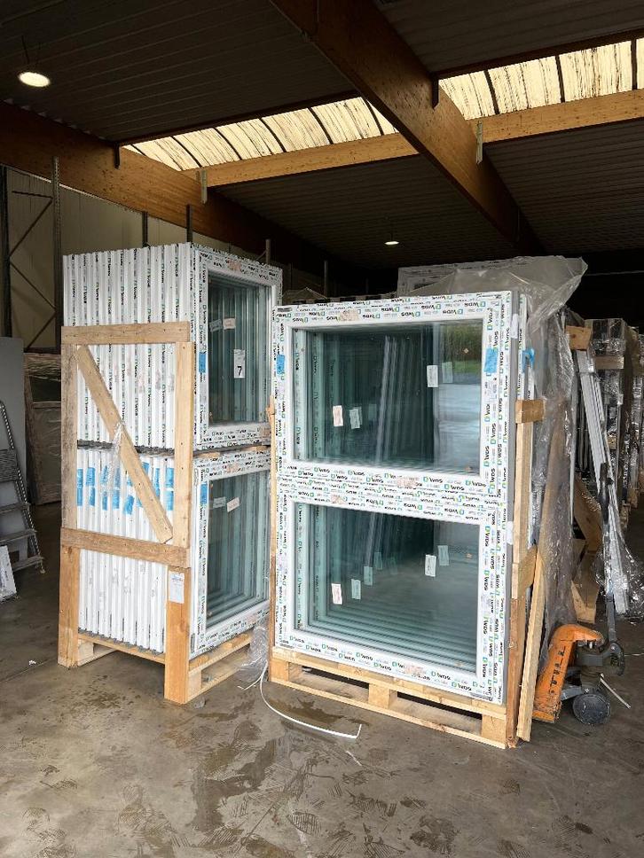 PVC-kozijnen en deuren, grote voorraad beschikbaar, Doe-het-zelf en Bouw, Raamkozijnen en Schuifdeuren, Nieuw, Raamkozijn, Inclusief glas