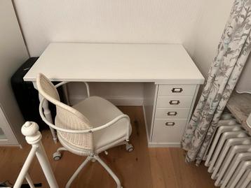 Buro of laptop tafel beschikbaar voor biedingen