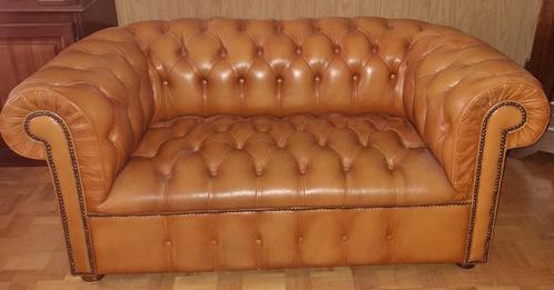 Een 2zit Chesterfield in cognackleur, Antiek en Kunst, Antiek | Meubels | Stoelen en Sofa's, Ophalen