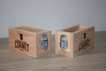 Cornet , Bier merk Bierkaartjes houders , hout , plastic.  beschikbaar voor biedingen