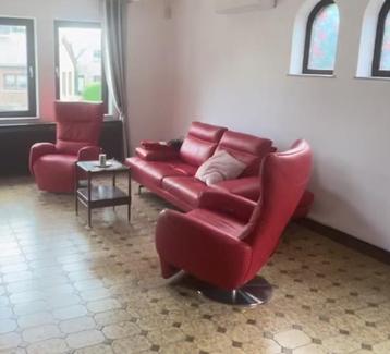 Salon en cuir rouge neuf luxe avec 2 fauteuils électriques 