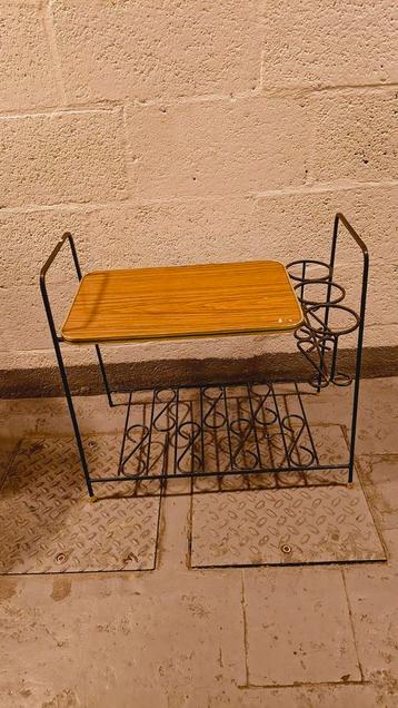 Retro vintage tafeltje beschikbaar voor biedingen