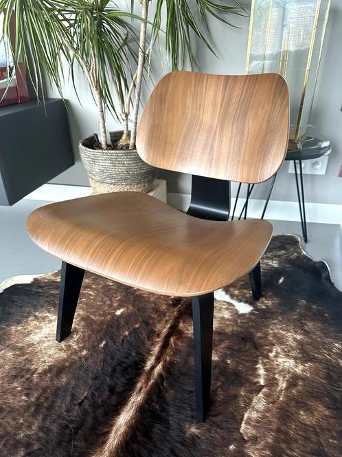 Vitra Eams lounge chair plywood 75the anniversary edition, Antiek en Kunst, Antiek | Meubels | Stoelen en Sofa's, Ophalen