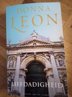 Boek liefdadigheid donna leon, Boeken, Ophalen of Verzenden, Donna Leon